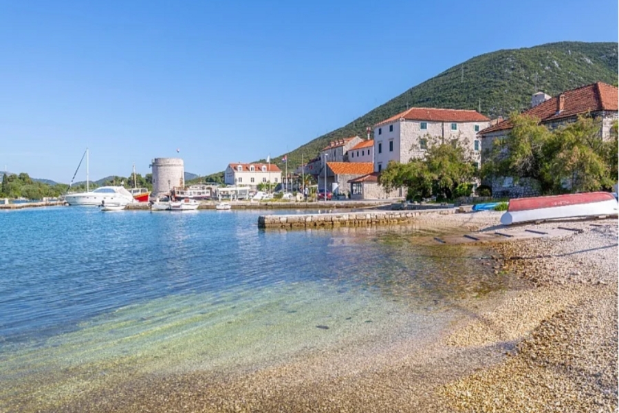 ŠOK NA JADRANU: Fekalije zagadile more na poznatoj plaži, kupanje strogo zabranjeno
