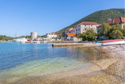 ŠOK NA JADRANU: Fekalije zagadile more na poznatoj plaži, kupanje strogo zabranjeno