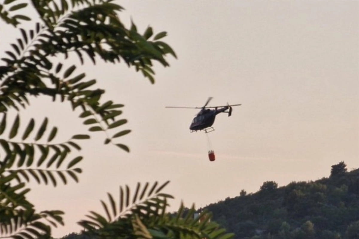 Požar kod Trebinja ne jenjava: Aktiviralo se minsko polje, u pomoć stigao i helikopeter (VIDEO)