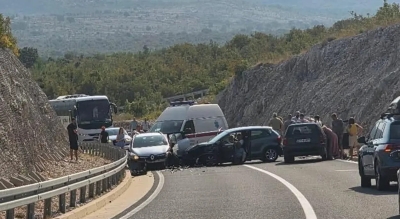 Teška saobraćajka kod Stoca: Više osoba povrijeđeno, saobraćaj obustavljen