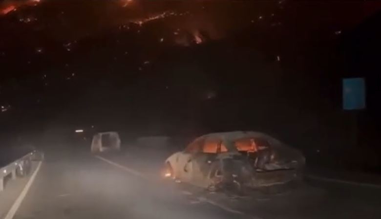 Prizor kod Omiša sliči scenama iz horor filmova: Vatra "progutala" objekte, izgorjela auta ostavljena na cesti