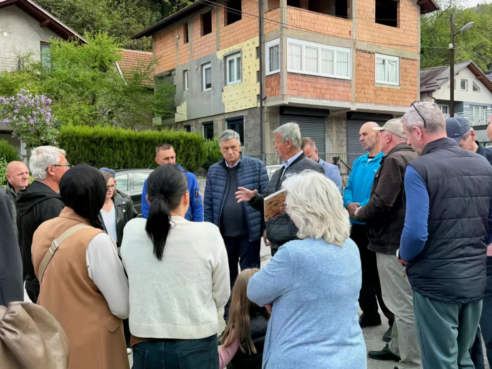 FOTO: Kasumović nastavlja terenske posjete mjesnim zajednicama