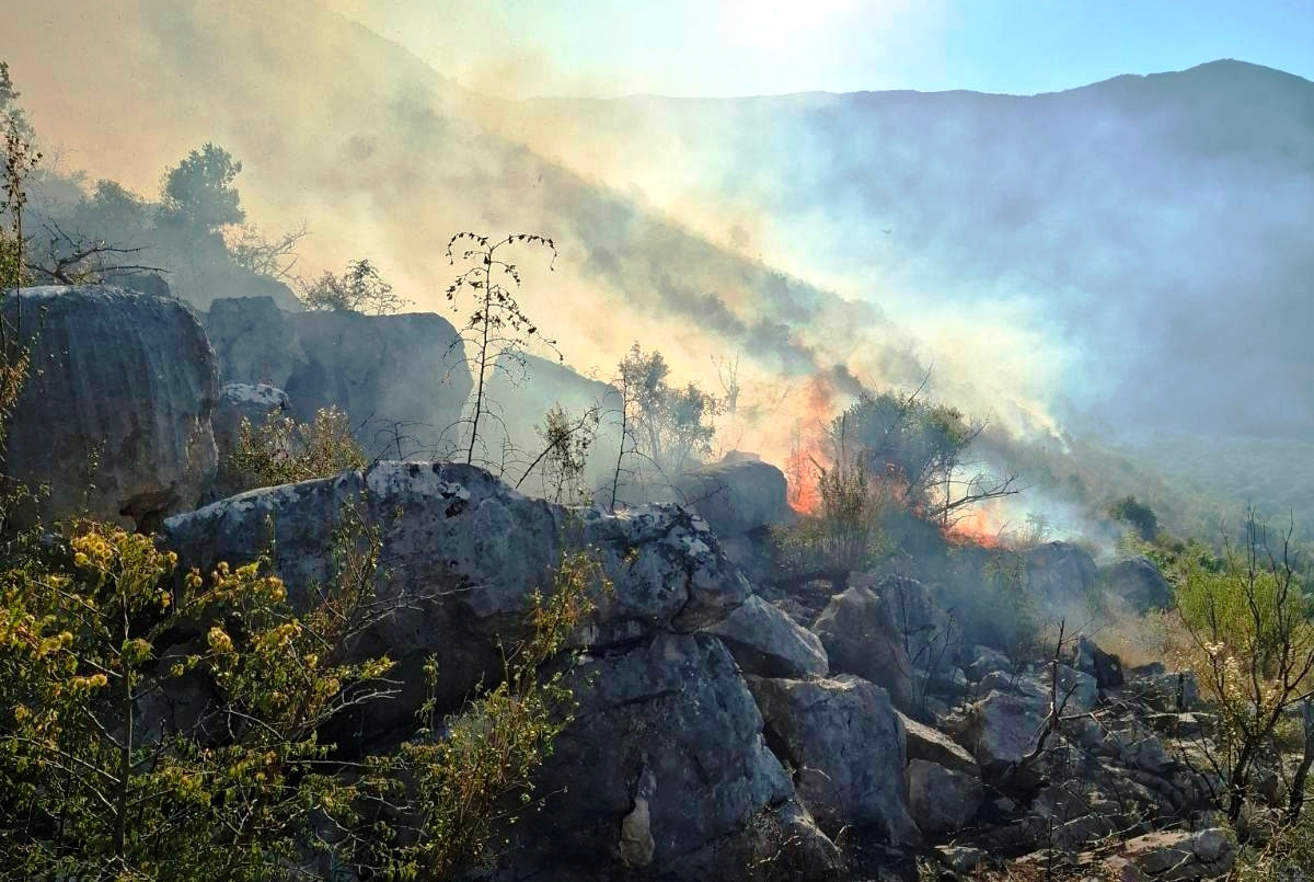 (VIDEO, FOTO) “VATRA STIGLA DO ZIDOVA” Mještani Popovog polja proživjeli dramatičnu noć, s kantama vode u rukama dočekali zoru
