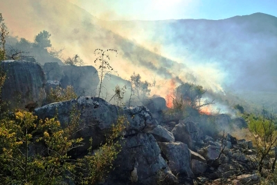 (VIDEO, FOTO) “VATRA STIGLA DO ZIDOVA” Mještani Popovog polja proživjeli dramatičnu noć, s kantama vode u rukama dočekali zoru