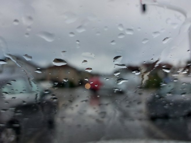 Јako nevrijeme u Zagrebu: Vozači stali zbog grada, problemi u snabdijevanju strujom