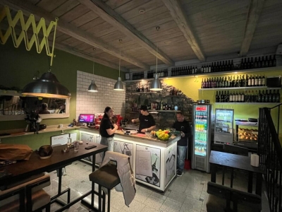 U srcu Trebinja ponovo otvorena „Poeta“: Mirisi kroasana, vina Hercegovine i duh Mediterana