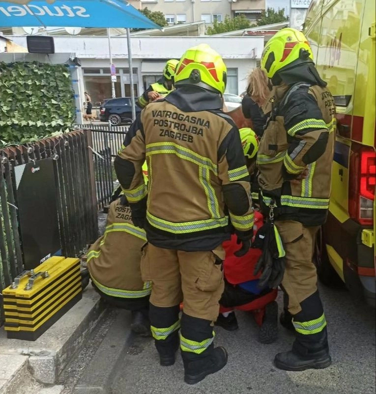 Muškarac pao na metalnu ogradu: Dio mu ostao u glavi, vatrogasci ga morali rezati
