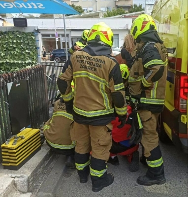 Muškarac pao na metalnu ogradu: Dio mu ostao u glavi, vatrogasci ga morali rezati