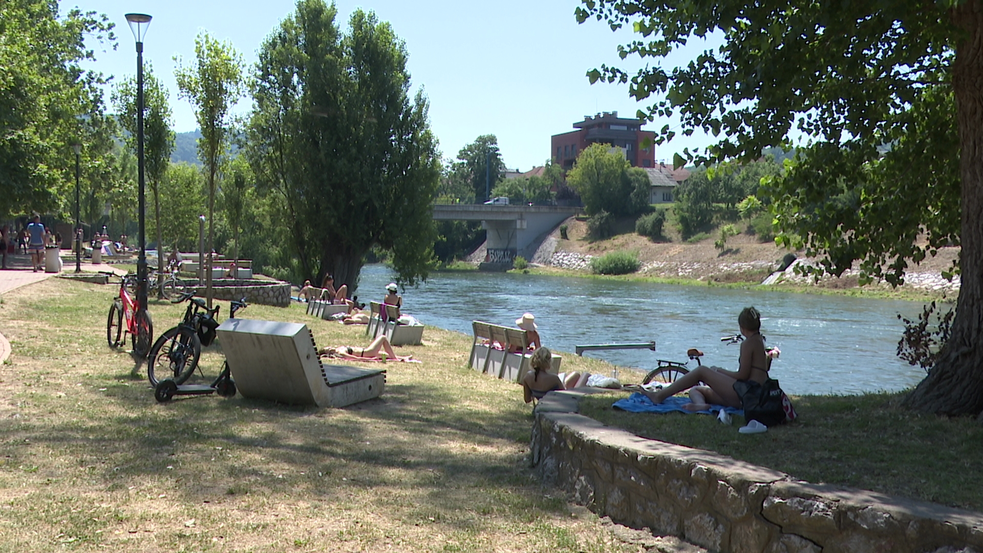Banjalučani spas od vrućine pronašli uz rijeku Vrbas