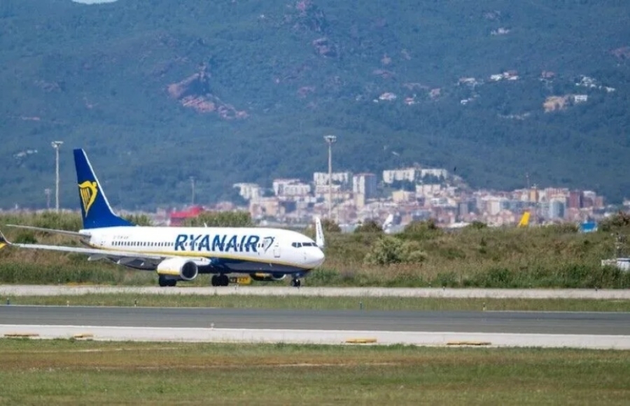 DRAMA PRI SLIJETANJU: Avion udario krilom o pistu tokom oluje, piloti jedva zadržali kontrolu (VIDEO)
