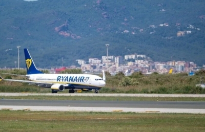 DRAMA PRI SLIJETANJU: Avion udario krilom o pistu tokom oluje, piloti jedva zadržali kontrolu (VIDEO)