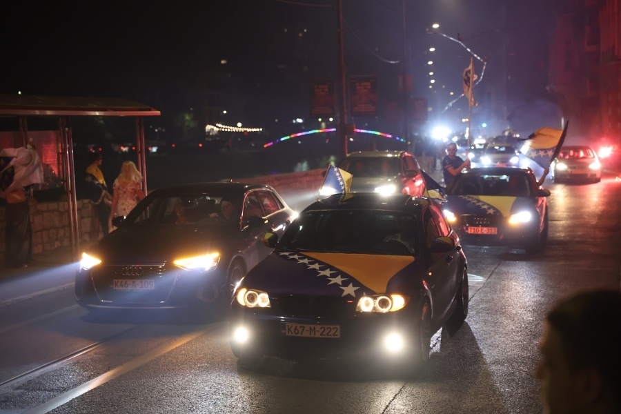 BOSNA I HERCEGOVINA NE SPAVA: Spektakularno slavlje nakon pobjede koja je oduševila naciju (FOTO, VIDEO)