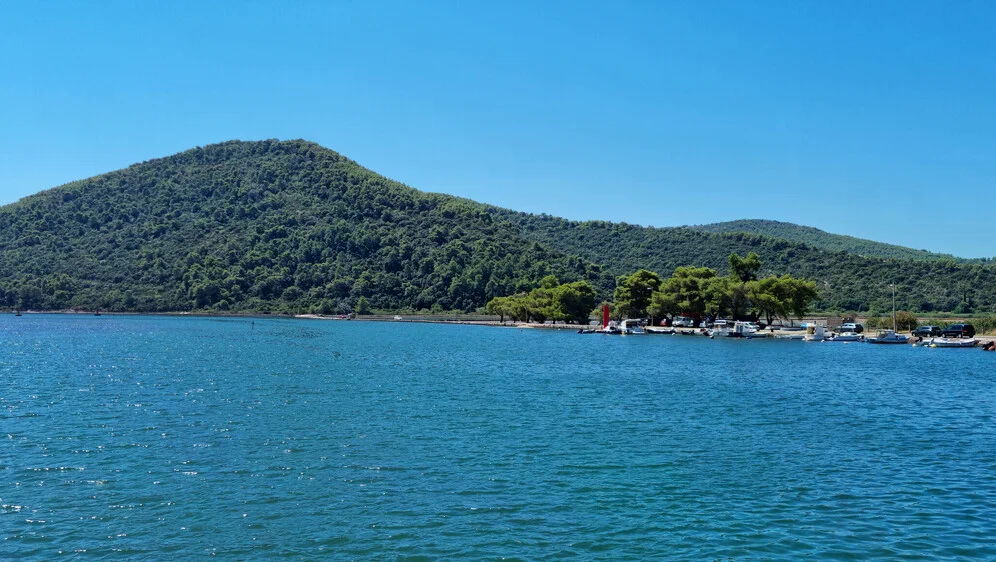 Upozorenje kupačima u Hrvatskoj: Zbog fekalnog zagađenja zabranjeno kupanje na plaži u Stonu