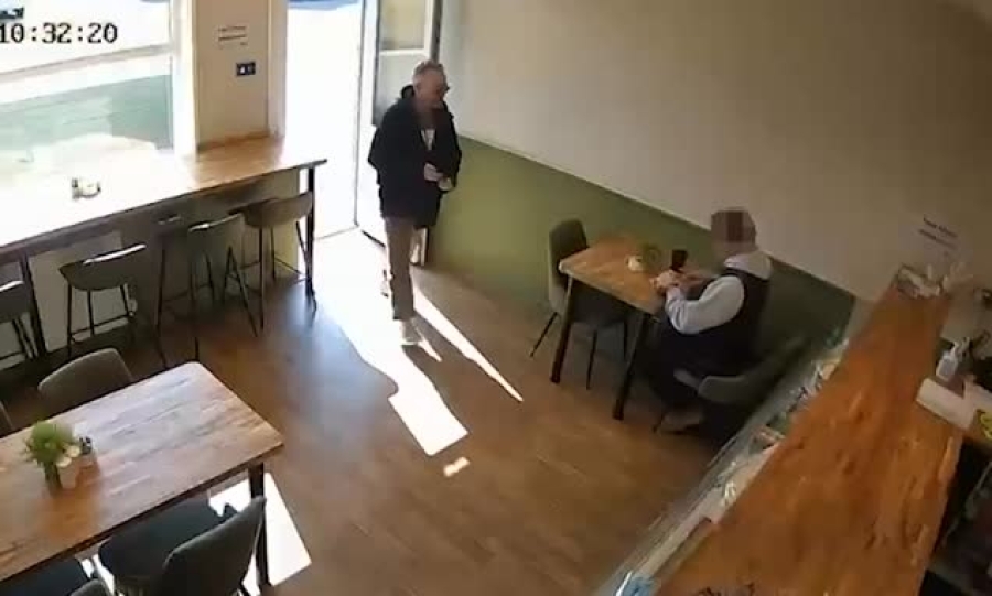 STRAVIČAN SNIMAK IZ KAFIĆA: Napad nožem usred dana... (VIDEO)