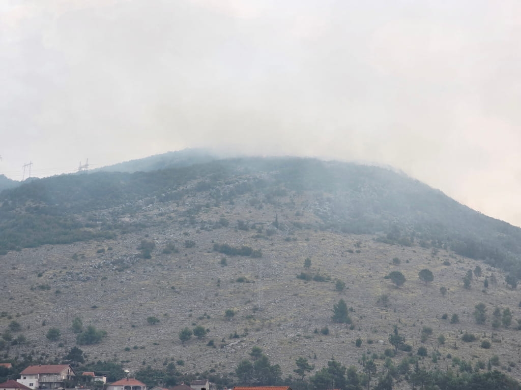 Velika borba sa vatrenom stihijom: Požar se od Rapti spušta ka Trebinju (Video)