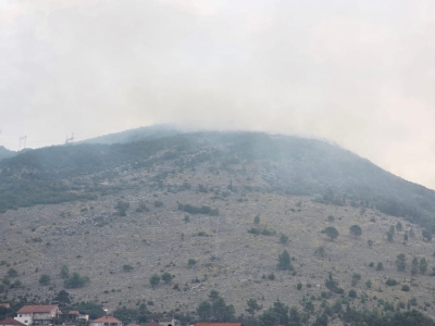 Velika borba sa vatrenom stihijom: Požar se od Rapti spušta ka Trebinju (Video)