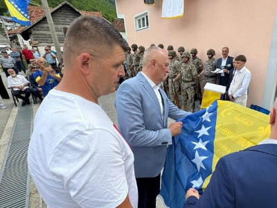 Helez otkrio spomenik Mufidu Tihaku, Zlatnom ljiljanu Armije RBiH