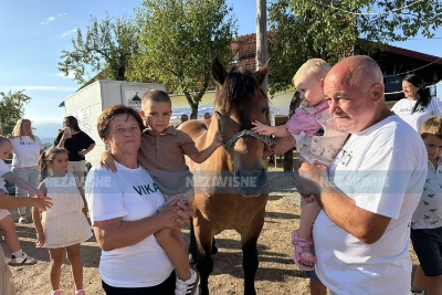 Devedeseti rođendan Stipe Jurića okupio više od 80 potomaka, a pod šator stigao i konj Soko