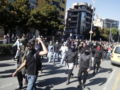 Tirana: Tenzije na protestu ispred Raminog kabineta, policija koristila vodene topove (VIDEO)