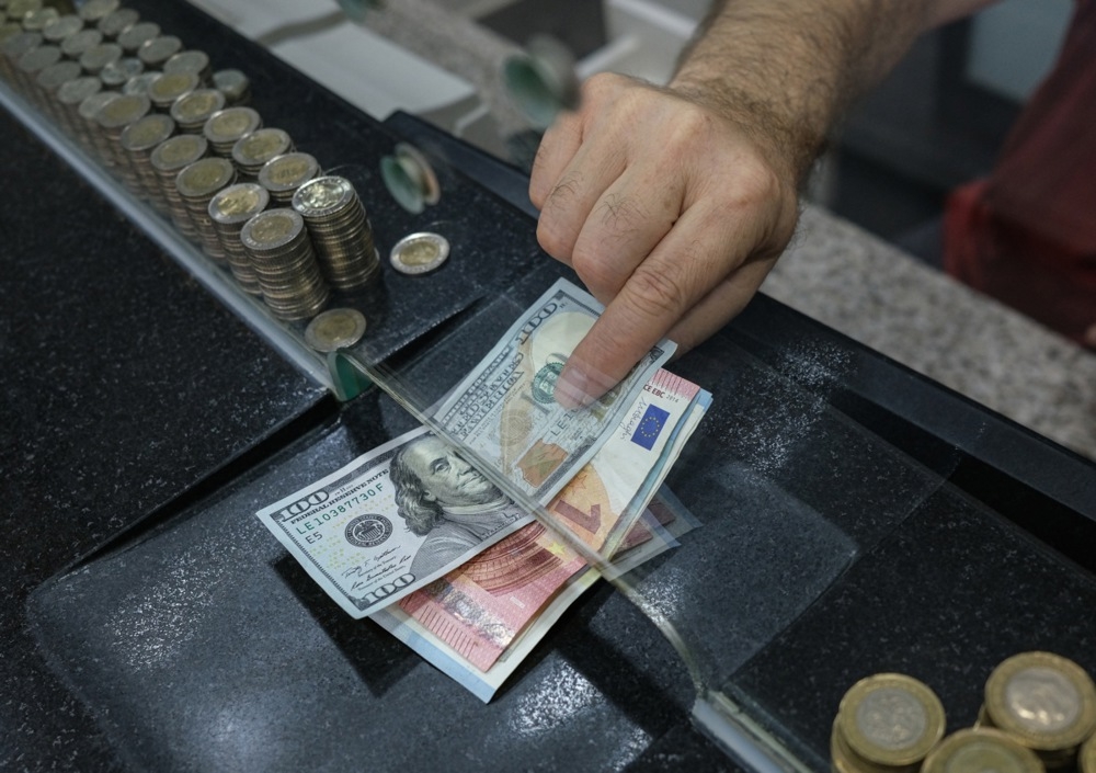 DOLAR U NALETU, EVRO TONE Američka valuta jača treći dan zaredom, investitori širom svijeta „na iglama“