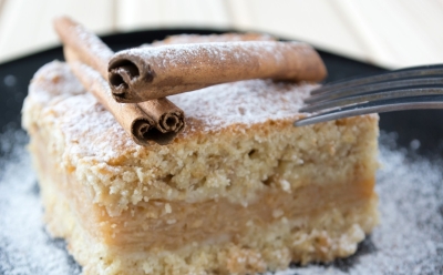 Hrskave mrvice i mekani biskvit: Recept za jednostavan biskvitni kolač s prhkim slojem cimeta