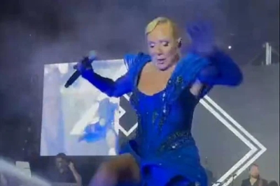 Lepa Brena pala na koncertu u Budvi nakon kultnog zamaha nogom: "Nisi bio na njenom koncertu ako nije pala"