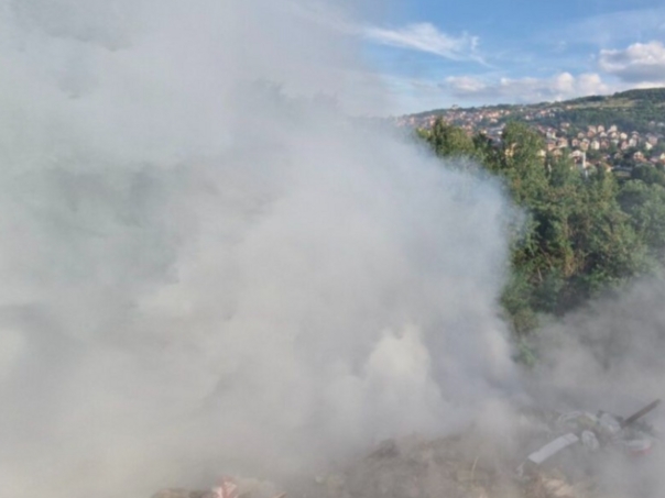 Sarajlija napravio deponiju u dvorištu, vatrogasci cijelu noć gasili požar