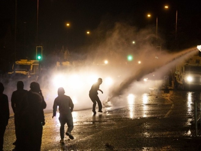 U Belfastu nasilni antiimigrantski protesti, demonstranti palili kuće i automobile (VIDEO)