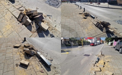 Vandalizam u centru Tuzle: Mladići automobilom srušili stubiće pa se udaljili u nepoznatom pravcu