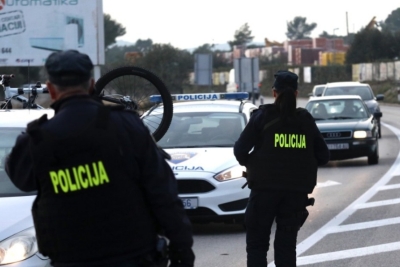 FILMSKI BIJEG: Zatvorenik s lisicama pobjegao policiji, deseci policajaca tragaju za njim, čuvaju bivšu partnericu i djecu