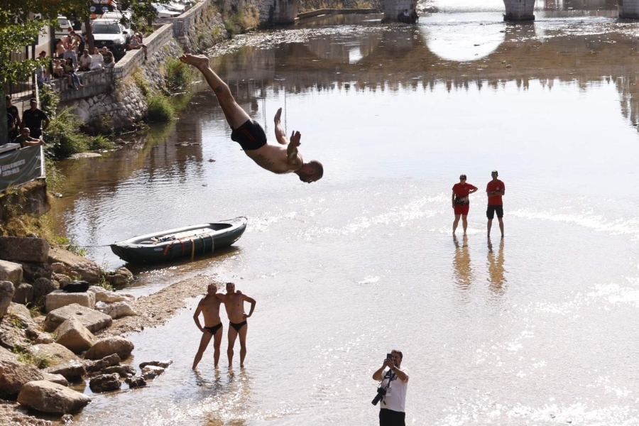 'SB' NA BENTBAŠA CLIFF DIVING 2026: Sarajevo gledalo spektakularne skokove takmičara iz šest zemalja (FOTO + VIDEO)