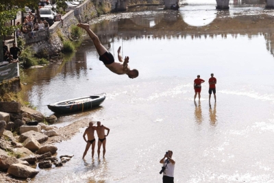 'SB' NA BENTBAŠA CLIFF DIVING 2026: Sarajevo gledalo spektakularne skokove takmičara iz šest zemalja (FOTO + VIDEO)