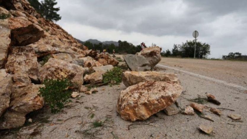 Stanje na putevima: Saobraća se po vlažnom kolovozu, mogući su odroni