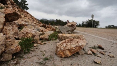 Stanje na putevima: Saobraća se po vlažnom kolovozu, mogući su odroni