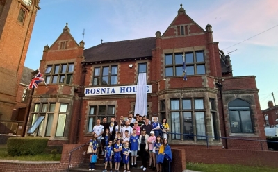U znak sjećanja na žrtve Prijedora: Na Bosanskoj kući u Birminghamu istaknuta bijela zastava