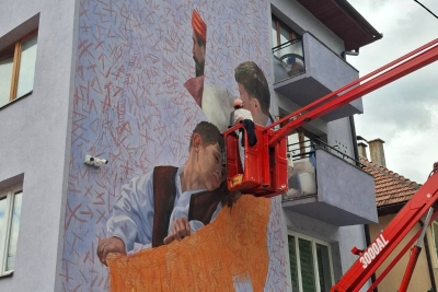 INSPIRISAN ANDRIĆEVIM ROMANOM Artez oslikava mural o "danku u krvi" u blizini ćuprije na Drini