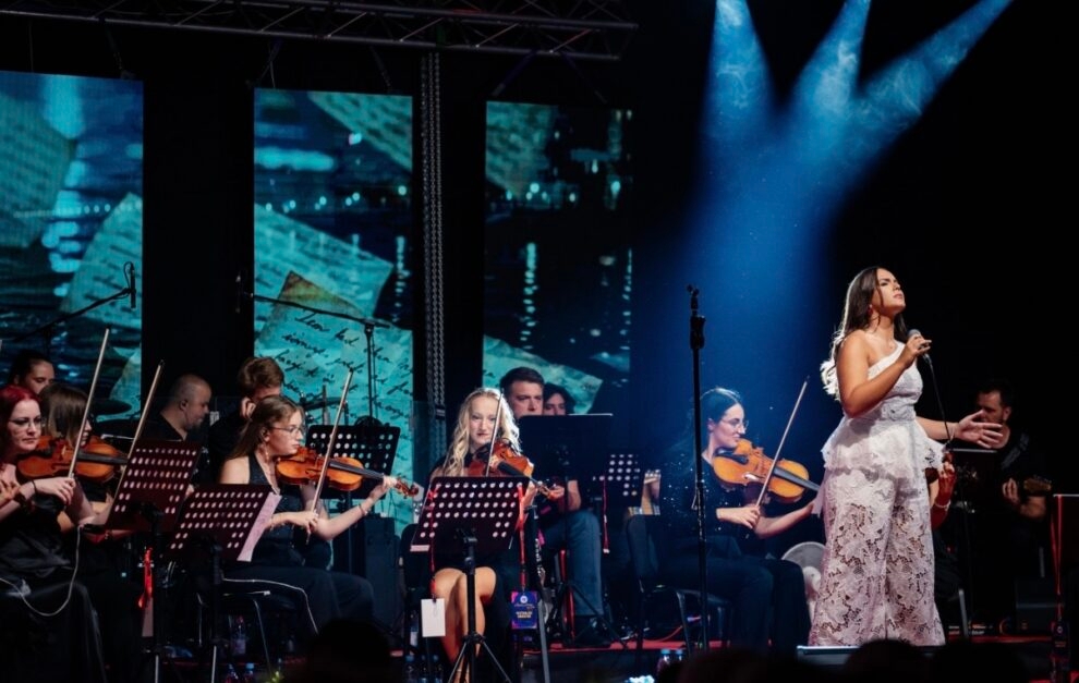Zenica ima novu muzičku nadu: Sedamnaestogodišnja Farah Hasanović osvojila najviše priznanja na Studentskom ljetu u Maglaju!