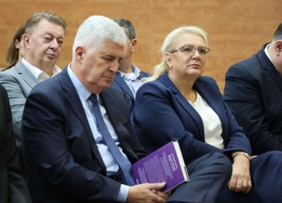NEUGODNO U MOSTARU: Dok se pričalo o stvaranju hrvatske diplomacije - lider HDZ-a BiH Dragan Čović zamišljeno je zurio u pod...