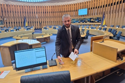 Performans u Domu naroda: Želimir Nešković ostavio pet maraka Špiriću za gorivo