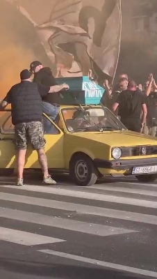 „Ustani, Adolfe“: Policija traga za devetoricom navijača Hajduka (VIDEO)