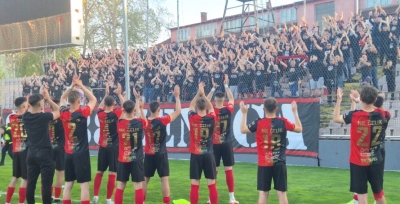 Navijači i igrači Čelika zajedno proslavili pobjedu u derbiju (VIDEO)