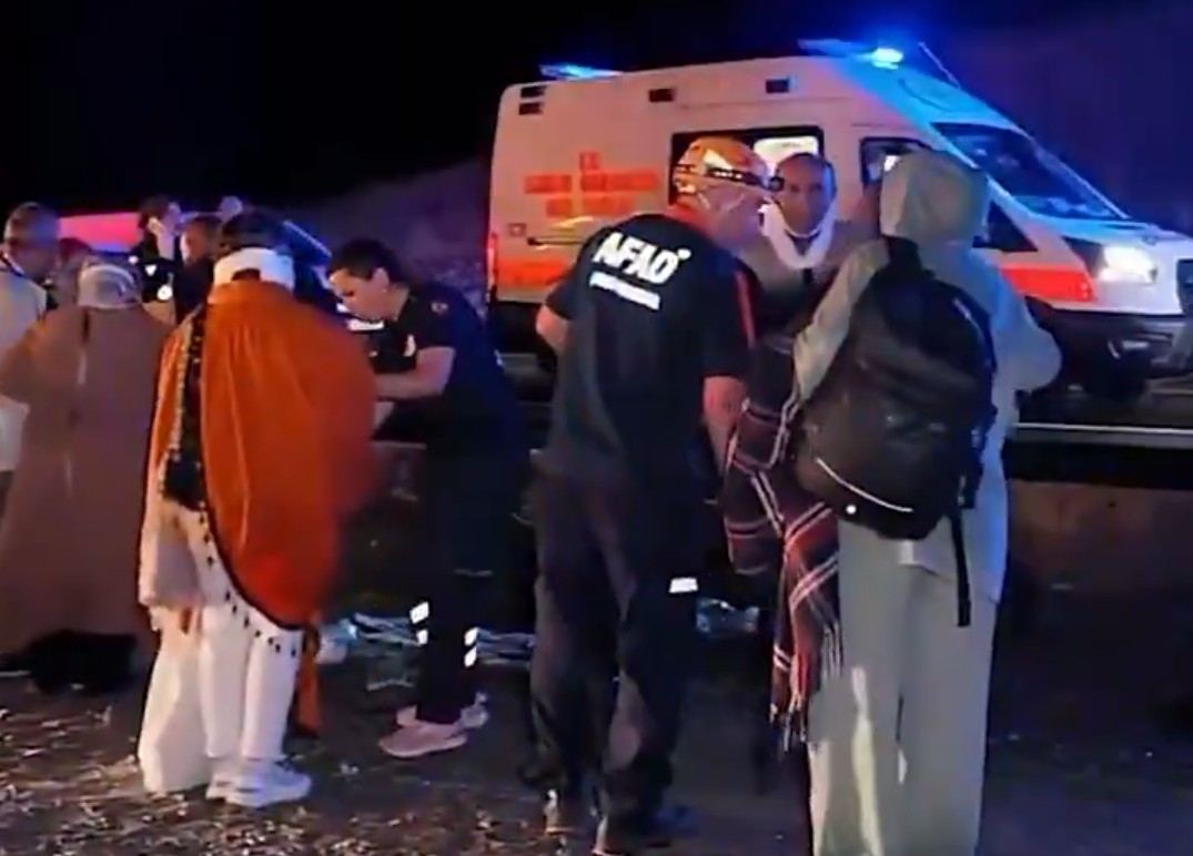 (UZNEMIRUJUĆI VIDEO) Užasna scena u Turskoj: Prevrnuo se autobus pun putnika, spasioci izvlačili ljude iz olupine