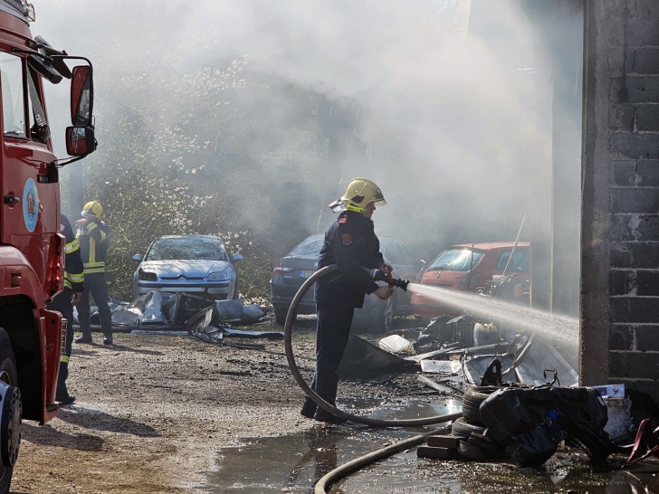 Ugašen požar u auto-servisu i porodičnoj kući