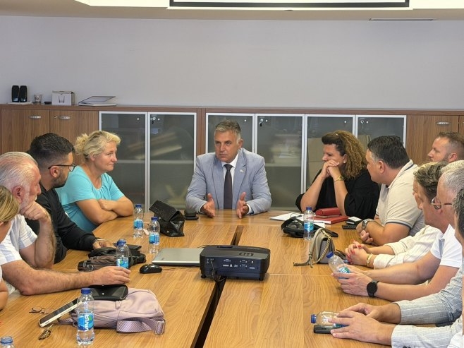 Iako nema saglasnost Ministarstva, Stanivuković ne odustaje od uvođenja školskih uniformi