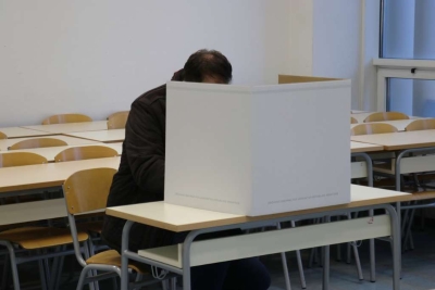SRBIJA PRED IZBORIMA: VUČIĆ OKUPLJA SVOJU KOLONU, OPOZICIJA U VIŠE BLOKOVA – Evo ko s kim izlazi 25. oktobra