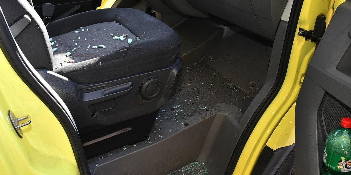 Metak probio staklo vozila hitne pomoći na autoputu u Hrvatskoj, ranjen medicinski tehničar