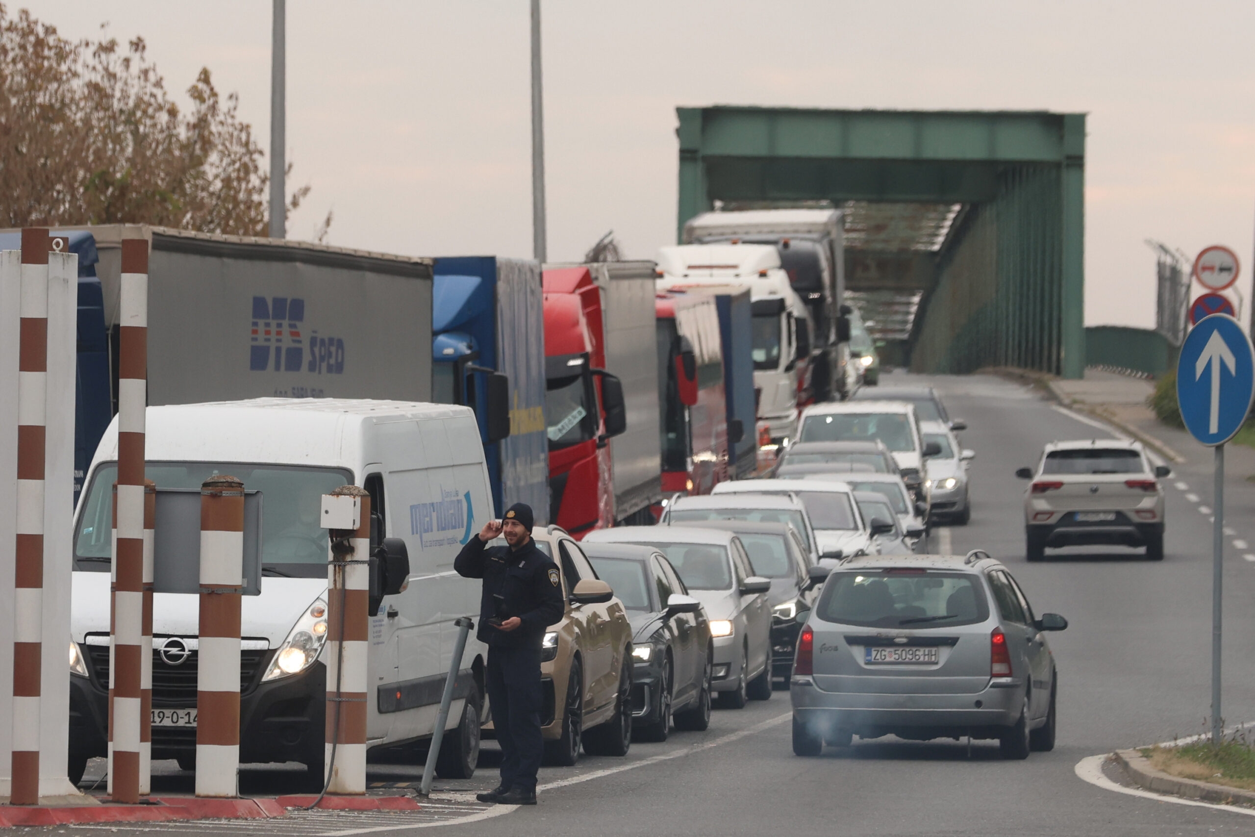 UKOLIKO PUTUJETE, IMAJTE STRPLJENJA Na ulazu u BiH iz Hrvatske pojačana frekvencija vozila