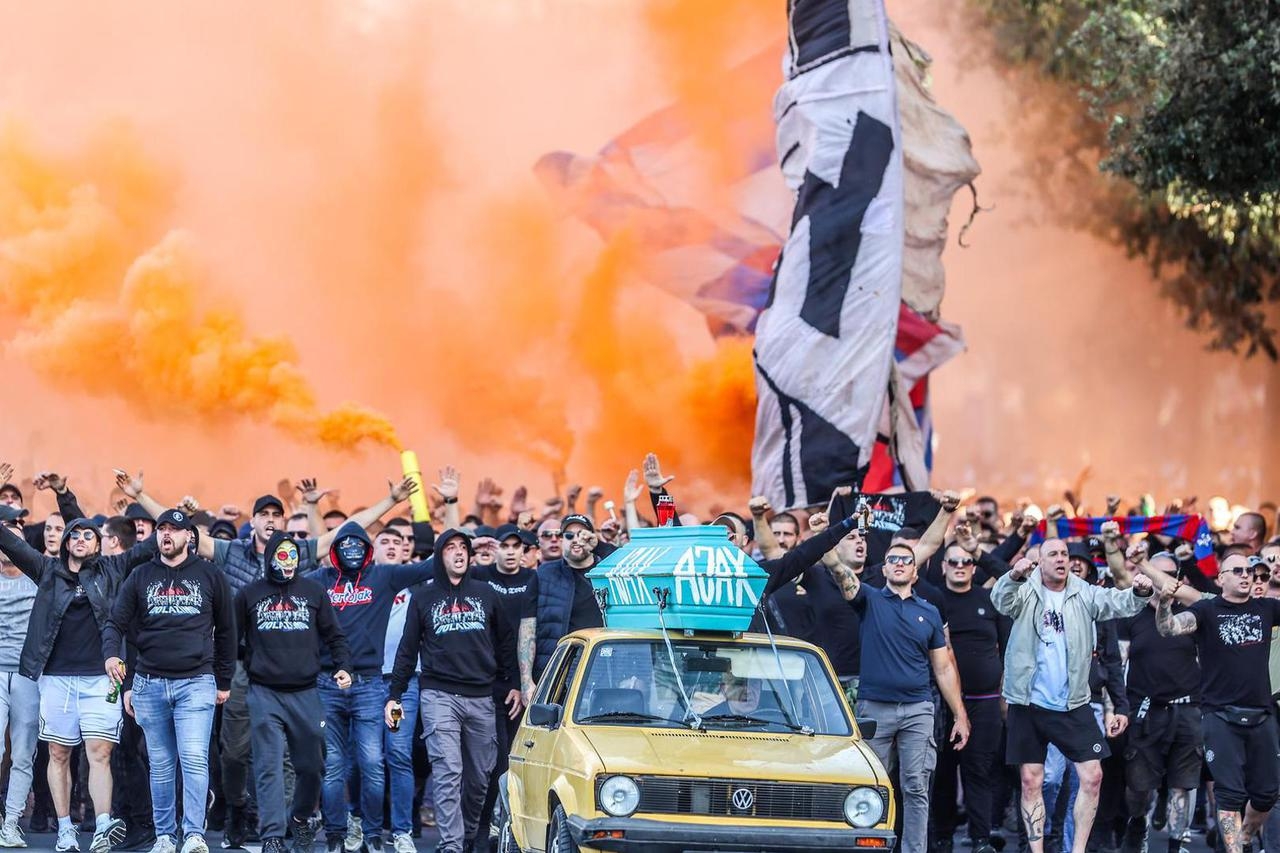 SKANDAL U SPLITU Sramotno skandiranje Torcide u korteu do Poljuda. OVO SU UZVIKIVALI