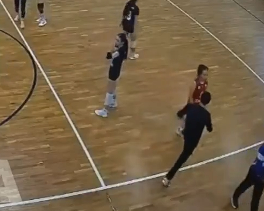 UŽASNE SCENE: Trener usred utakmice žestoko udario maloljetnu igračicu (VIDEO)