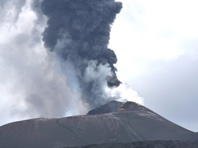 Lava se izlila iz kratera italijanskog vulkana Stromboli (VIDEO)